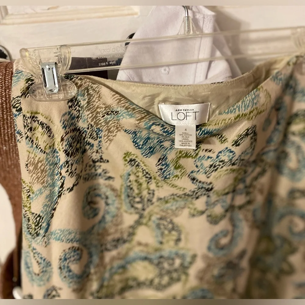💰Beige Skirt w/Blue & Green Floral Design💰 - Picture 7 of 8